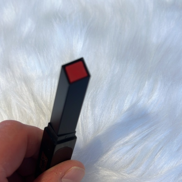 Yves Saint Laurent - The Slim Velvet Radical Matte Lipstick - Picture 2 of 3